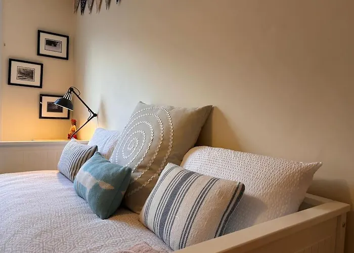 Beautiful 2 Bedroom Apartment With Estuary Views