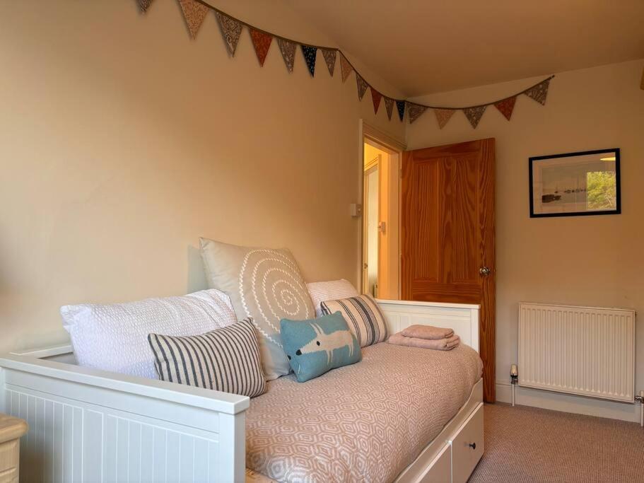 Beautiful 2 Bedroom With Estuary Views * Deganwy